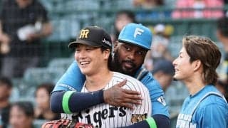 日本ハム・レイエスの優しい「バックハグ」阪神・伏見が満面笑み　交流戦で再会を喜ぶ