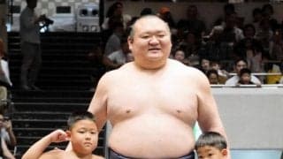 元宝富士が７歳＆６歳の息子と相撲取る、引退相撲最後の一番で満面の笑み