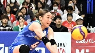 【バレー】「モデルみたい」日本代表の佐藤淑乃、雰囲気ガラリの白シャツ私服ショット