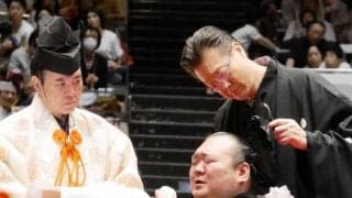 元宝富士が号泣断髪式「泣きすぎてコンタクト落とした」　ニューヘアに２男１女の子どもたちが興味津々【大相撲】