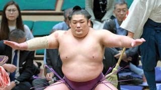 十両・尊富士が同じ青森出身の兄弟子・宝富士の断髪式でハサミ　中学時代に初対面「憧れでまさか同じ部屋で稽古するとは」