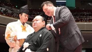白鵬さんが桐山親方の断髪式ではさみ入れた　宮城野部屋消滅には「さみしいですよね」