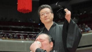 元関脇・宝富士が断髪式　先代師匠の止めばさみで大粒の涙「甘い言葉にやられた」　部屋の関取衆からは感謝のキスの嵐も