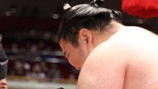 断髪式でキス、キス、キス、キス、キス、キス　桐山親方へ関取衆がほっぺにチュー