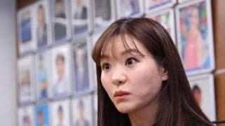 吉田知那美、図書館で読書のノースリーブワンピ姿　へそ出しトレ姿には「素晴らしい腹筋」
