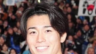 【日本代表】中村敬斗、機内でくつろぐ写真を公開　さわやか笑顔で小川航基と水色半袖ユニ姿