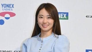 安田祐香、薄いブルーのジャケットに大胆な黒のミニスカート／ヨネックス・レディース前夜祭