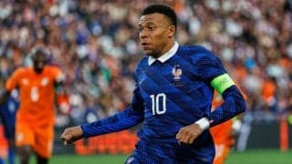 エムバペびっくり！コートジボワールのケシエが主審をショルダーチャージで倒し試合中断