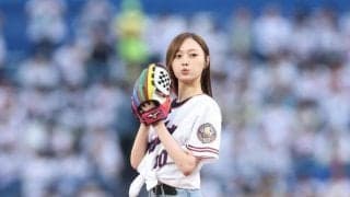 始球式のカメラワークにネット騒然！引きの映像に変わった瞬間「脚長すぎて笑った」「もう芸術の域」「かっわえ！」元乃木坂の梅澤美波「１００点です」