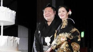 元幕内剣翔・安彦剣太郎さん　客室乗務員の妻祐華さんと結婚披露宴および断髪式　「これで本当に引退」追手風親方の止めばさみで号泣