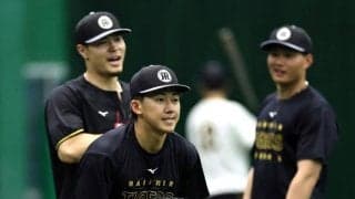 阪神・ドラ１立石正広がニッコニコ　中野から馬乗り＆森下とは目を真ん丸にして爆笑　雨天中止後に先輩とほっこりシーン　２試合連続適時打で気分も上向き？