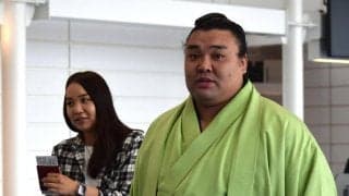 霧島、ホラン夫人と笑顔でパリ公演へ出発　愛娘アヤゴーちゃんはお留守番でお土産約束