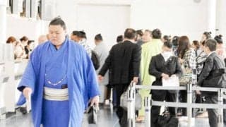 昨年はデマに憤った義ノ富士、大相撲パリ公演に出発「楽しみです」羽田空港に力士がズラリ