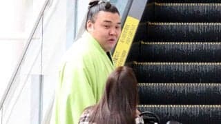 霧島、夫人同伴で出発「彼女の夢だったので」…１３日から大相撲パリ公演