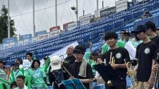 えっ何でいるの！？平日９時の神宮スタンドに大物芸人が！応援団に混じってメガホン叩いてるｗ中継にも映し出されて周囲は騒然ｗ故郷愛が溢れすぎ！