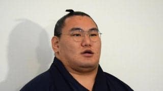 大相撲パリ公演へ第一陣出発　横綱豊昇龍ら多くの力士に居合わせた利用客も熱視線