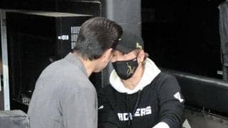 日本ハム・新庄監督が“ハマの番長”とガッチリ握手