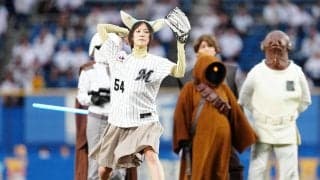 【ロッテ】スター・ウォーズの大ファン恒松祐里、グローグーのカチューシャでセレモニアルピッチ