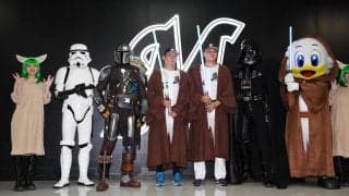 【ロッテ】広池康志郎、ダース・ベイダーを前に「こわいです」スター・ウォーズナイト記念撮影
