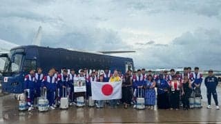 チャーター機を降りた日本代表イレブンに合宿地ナッシュビル市から熱烈な歓迎…チームバス、飛行機とともに貴重な記念ショット