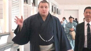 夏場所で大関陥落の安青錦がパリ公演に出発「自分らしく良い相撲を」　来場所着用できないニトリの化粧まわしを披露予定