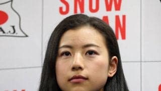 【スノボ】ミラノ金の戸塚優斗と結婚の今井胡桃さん、黄色の花束持ち波打ち際で幸せ２Ｓ披露