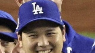大谷翔平がフリーマンを祝福ハグ→左肩ポンポン！通算２５００安打達成のベテランの元へベッツ、マンシーも次々と　ドジャースのベンチ内が胸アツ