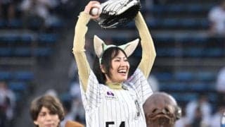 「可愛い笑顔が凄く素敵」人気女優が“つけ耳”でニッコリ　「人生初のセレモニアルピッチ」舞台裏を公開