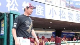 監督代行同士が笑顔でメンバー表を交換　楽天－巨人　両指揮官が言葉を交わす