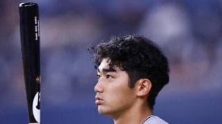 【巨人】三塚琉生が負傷交代　一塁へ帰塁の際に手をついた右肩痛める
