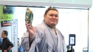 羽田空港に横綱大の里ら力士集結！第２陣パリに出発　横綱はファーストクラス　パリ到着の一山本はギャルピ笑顔で疲れも見せず