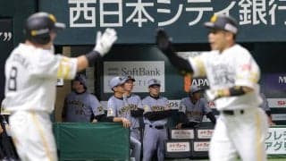 阪神が痛恨の逆転負けで首位陥落　藤川監督は初の退場処分　リプレー検証後の判定に納得いかず抗議　ボード殴る様子も