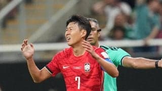 韓国ソン・フンミン、前半終了間際の決定機を逃す　イ・ガンインが怒りをあらわにする場面も
