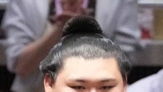 大の里と豊昇龍がパリを観光　並んでバゲット堪能する姿に「仲良し横綱コンビ」「かっこいい！」