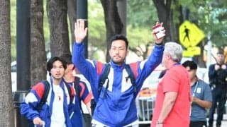 日本代表ダラスに到着、初戦オランダ戦の開催地　バイクに先導されて宿舎入り…久保＆鎌田は談笑