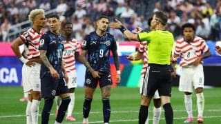 【Ｗ杯】珍事！　主審がイエローカード対象選手を間違える　ＶＡＲで取り消し→逆にシミュレーションで警告