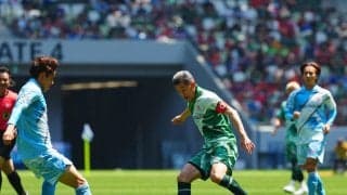 59歳三浦知良が17年ぶり復活のオールスターで元気な姿　槙野智章監督に出迎えられる