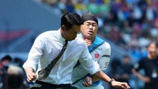 槙野智章監督がまさかの「乱入」田中パウロ淳一の進路を妨害し、爆笑のイエローカード