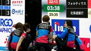 【カーリング】五輪出場フォルティウスもぐもぐタイム　両チームが後半へバナナなどで栄養補給