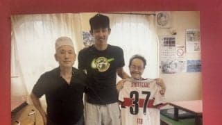 日本代表ＤＦ伊藤洋輝が愛する浜松市内の飲食店「かどや」　店営む８０歳超の財津夫妻がエール　サインを届け、妻を紹介する律儀な”孫”の好物は焼きそばとギョーザ