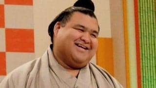 妻同伴の高安「ボンジュール」とパリで陽気に２ショット　横綱もニッコリ　「凱旋門が小さく見えますｗ」「とてもいいお写真」