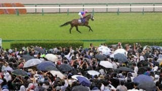 宝塚記念直前にゲリラ豪雨...視界は真っ白で屋内に逃げ込む観客が続出　騎手はカッパ用意できずビショぬれ