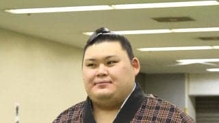 「凱旋門が小さく見えます」大の里＆高安、パリの観光名所で笑顔ツーショット