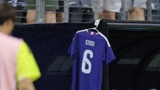 【Ｗ杯】日本ベンチに離脱・遠藤航のユニホーム　試合後に新主将の板倉滉がピッチに掲げる…オランダにドロー発進