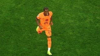 オランダに２点目献上　日本が同点に追いついた７分後、FWシュメルビルに勝ち越しゴール許す
