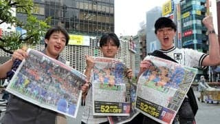【Ｗ杯】森保ジャパン号外！スポーツ報知がオランダと劇的ドロー発進の号外を都内で配布