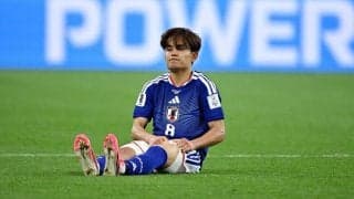 負傷交代の久保建英、試合後は車いす移動→自力で歩いて宿舎へ「様子を見てみるよ」軽傷アピール