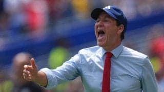 62歳ベルギー代表監督が試合途中にずぶ濡れ「プールに落ちたみたい」その理由は…