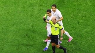 【Ｗ杯】選手とカメラマンが激突「大丈夫？」「心配ですね」吹っ飛ばされ勢い余ってサイドライン外へ