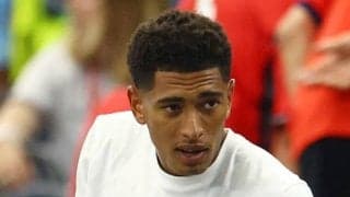 イングランド代表ベリンガム、大胆へそ出し恋人とキス！キス！試合後のスタンドで甘～い時間